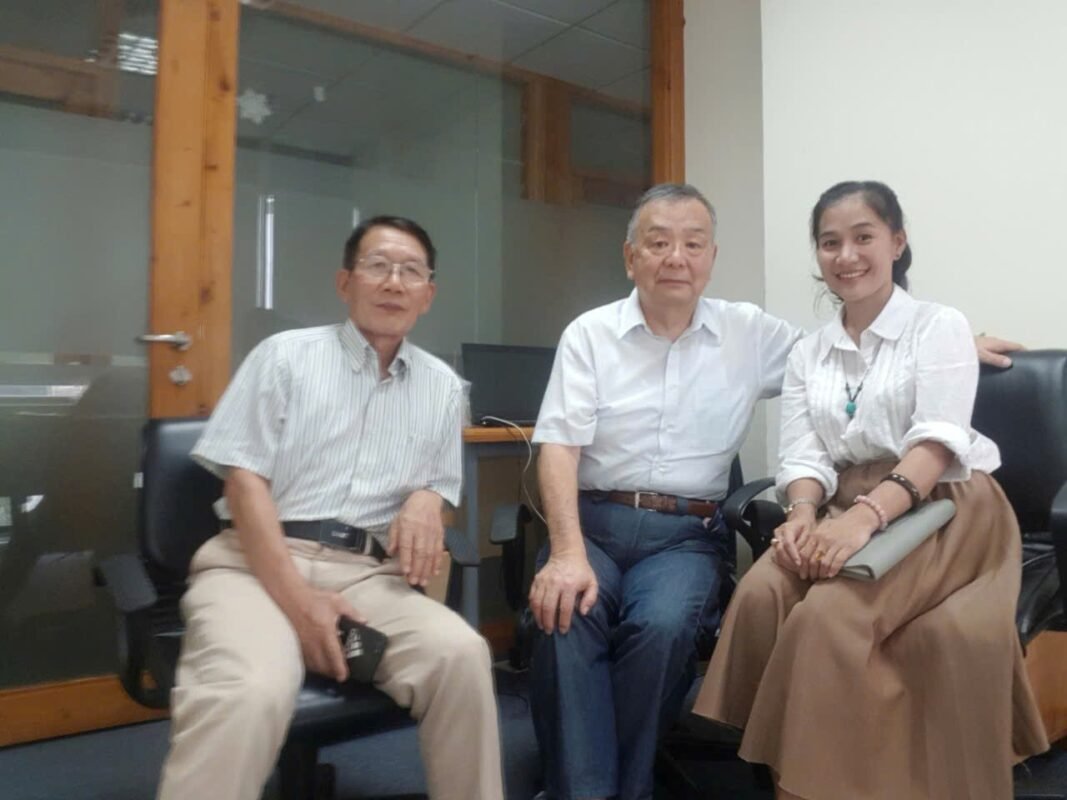 Ghi hình tại văn phòng HCM cùng ông kĩ sư và ông chuyên gia Nhật Bản năm 2019 _Nguồn ảnh: Lê Hương